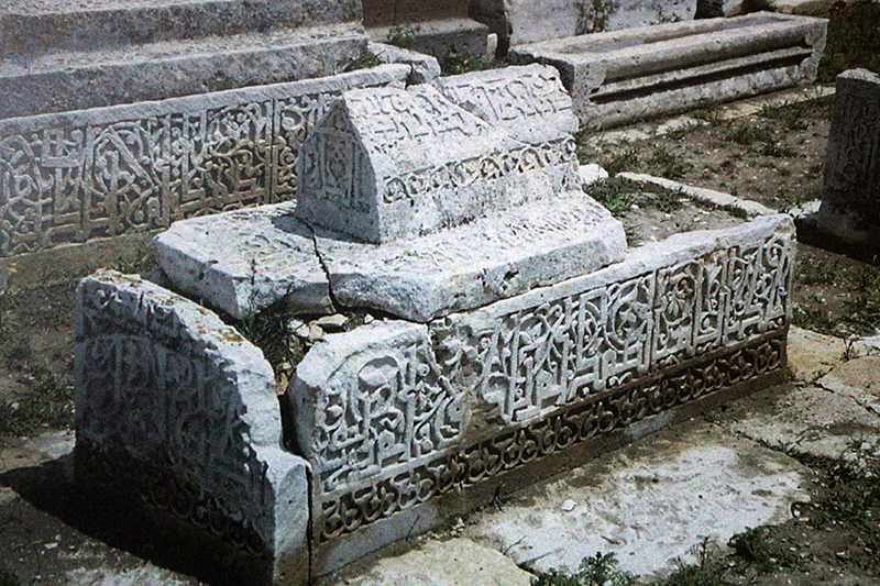 <p> Bu durumda oradaki tahribat da engellenmiş olacaktır. Mezarlıkta 900 yıllık taşlar var. </p>
