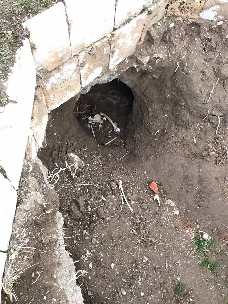 <p>O dönemden günümüze her türlü doğal koşula rağmen direnerek gönümüze gelen bu yapıtların, maalesef defineciler tarafından tahrip edildiğine tanık olmaktayız.”</p>