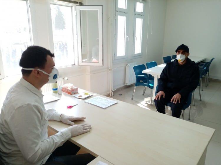<p>Tüm karargah ve birliklerinde evrak ve malzeme dezenfektesi için ultraviyole sistemler, havanın dezenfektesi için ozon makineleri, personel için test kitleri, oksijen maskeleri, ateş ölçerler, maske, tulum ve plastik siperlik temin edilen Deniz Kuvvetleri Komutanlığında, birliklerdeki dezenfektasyon işlemi de her 48 saatte bir yineleniyor.</p>
<p> </p>