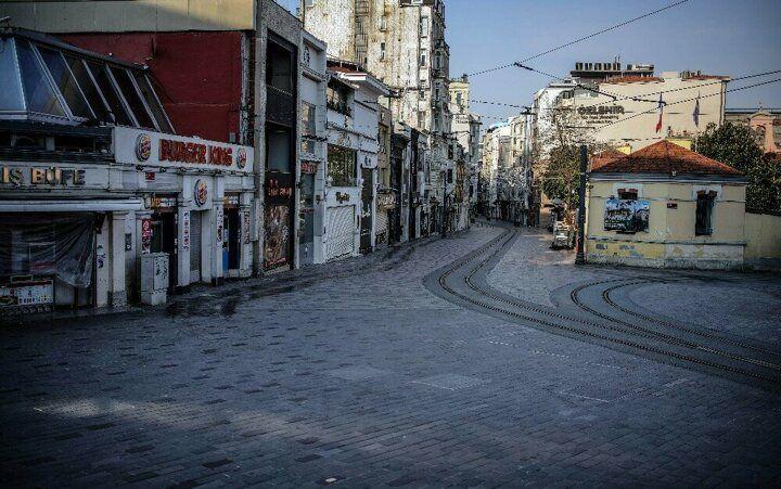 <p>Haftasonu boyunca sürecek yasağın ilk günü Taksim Caddesi adeta sessizliğe gömüldü.</p>