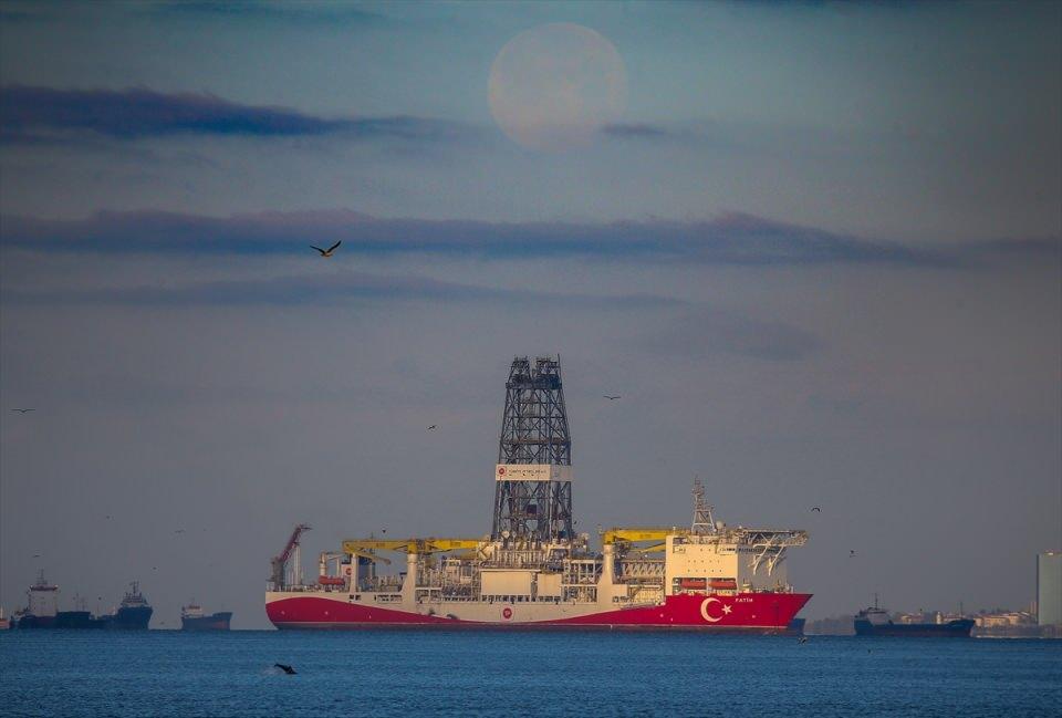 <p>Türkiye Petrolleri Anonim Ortaklığının (TPAO) Akdeniz ve Karadeniz'de sondaj yapmak için kullandığı 229 metre uzunluğunda ve 51 bin 283 groston ağırlığındaki gemi, sabah erken saatlerde Yenikapı açıklarına demir attı. </p>

<p> </p>
