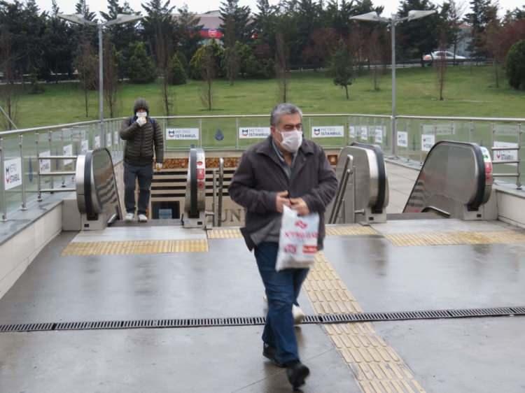 <p>İstanbul'da haftanın ilk iş gününde işlerine gitmek için toplu taşıma kullanan İstanbullular maskelerini takarak yolculuk etti.</p>

<p> </p>
