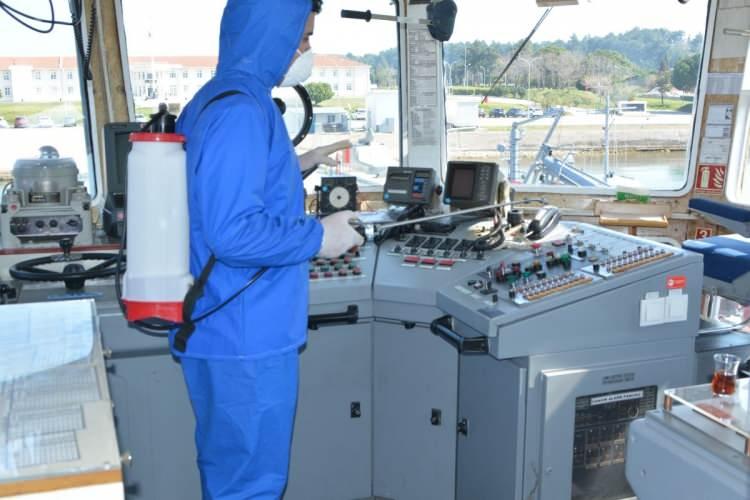 <p>Yeni celp işlemleri kapsamında birliklerine teslim olan gençler öncelikle sağlık muayenesinden geçirilirken, eğitim birliklerine yeni katılanlarla temel askerlik eğitimlerini tamamlayarak yeni birliklerine katılış yapacak erbaş/erler de 14 gün süreyle gözetim altında tutuluyor. </p>
<p> </p>