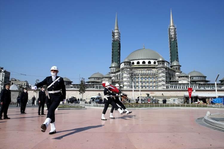 <p>Türk Polis Teşkilatının 175. kuruluş yıl dönümü dolayısıyla Taksim Cumhuriyet Anıtı'nda düzenlenen törende, yeni tip koronavirüs (Kovid-19) salgını nedeniyle sosyal mesafe kuralına dikkat edilirken, katılımcılar maske ve eldiven taktı. </p>
