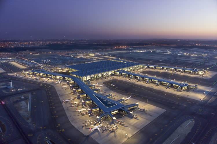 <p><strong>İstanbul Havalimanı’nda ayrıcalıklı hizmetlerimizle, yolcularımızla buluştuk"</strong></p>
<p> </p>
<p>Samsunlu, İstanbul Havalimanı’ndaki en büyük hedeflerinin, uluslararası bir hava limanı olarak tüm yolculara eşsiz bir yolculuk deneyimi yaşatmak olduğunu ifade ederek, sundukları hizmetlerle, zengin yeme-içme ve alışveriş mekanlarıyla, kültür-sanat sergileriyle İstanbul Havalimanı’nda tam kapasite operasyonların ilk yılında yolcu memnuniyetini ön plana koyan bir yaklaşımla bu hedefi başardıklarını dile getirdi.</p>