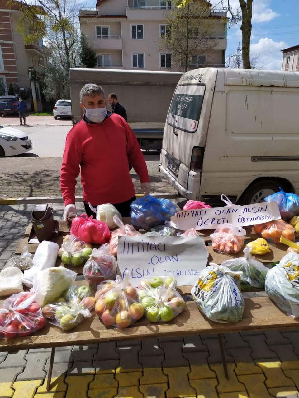 <p>Kocaeli'nin Kartepe ilçesinde, semt pazarında tezgah açan esnaf, ihtiyaç sahipleri için ücretsiz sebze ve meyve tezgahı kurdu. Tezgahtan ihtiyacı olanlar, sebze ve meyveleri aldı.</p>
