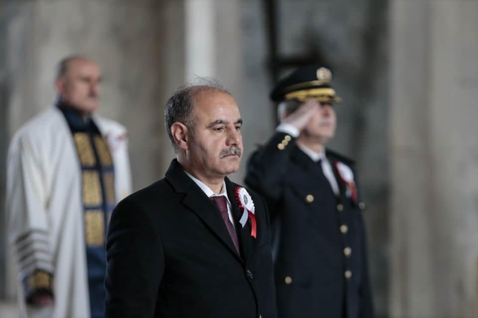 <p>Hukukun üstünlüğü ilkesine ve insan haklarına bağlı bir anlayışla cennet vatanımızın her köşesinde huzur ve güveni tesis etme, milletimizin can ve mal güvenliğini sağlama noktasında dün olduğu gibi bugün de görev aşkı, vatanseverlik ruhuyla çalışmalarımıza devam etmekte, bu kutsal emanetin sorumluluğuyla kanımızın ve terimizin son damlasına kadar mücadele kararlılığı, milletimizin duası ve desteği, yasalardan aldığımız güçle yeni hedeflere koşmaktayız.</p>
<p> </p>