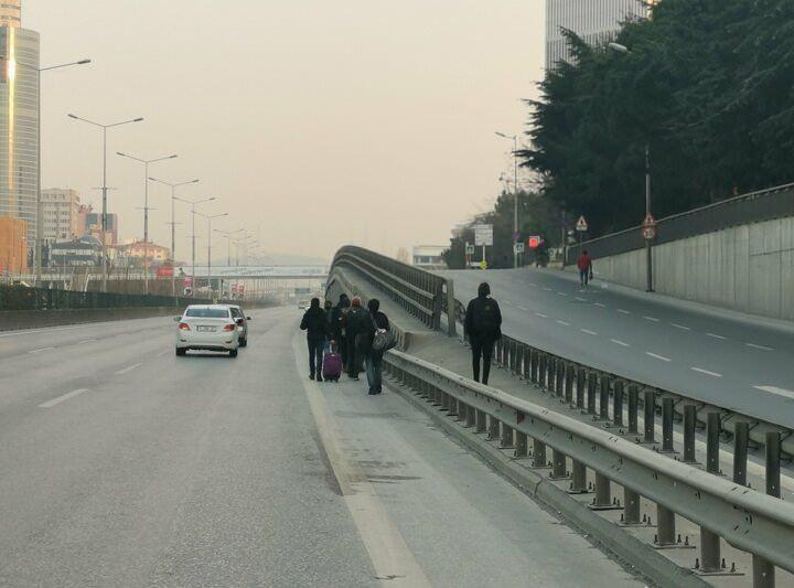 <p>Bir grup göçmen ise bavullarıyla D-100 karayolunda yürüdü.</p>