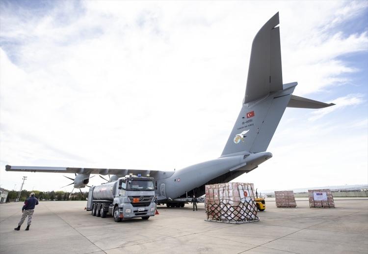 <p> Askeri personel tarafından paketlenen sağlık yardım malzemeleri, kamyonlarla Etimesgut Askeri Havaalanı'na getirildi. </p>

