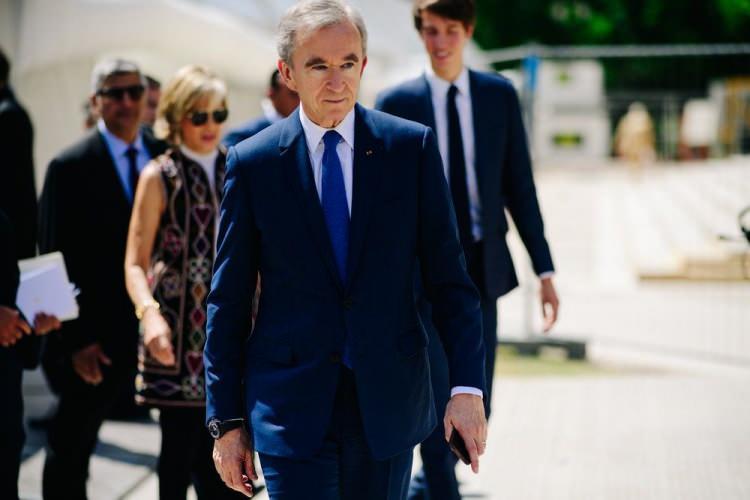 <p>3: BERNARD ARNAULT</p>

<p>Toplam gelir: 88,8 milyar dolar</p>

<p> </p>

<p>Ülke: Fransa</p>

<p> </p>

<p>Sektör: Alıcı</p>

<p> </p>
