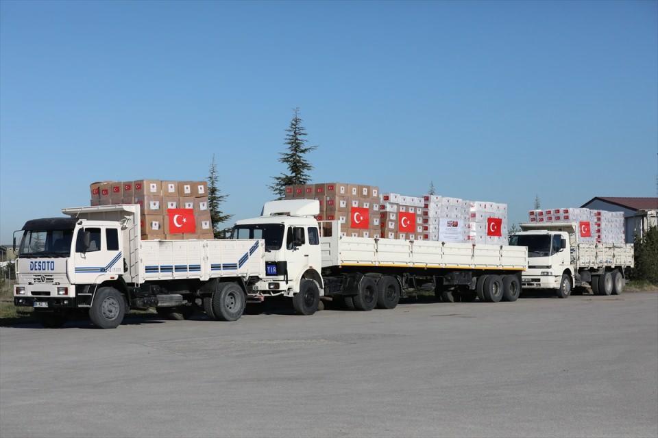 <p>Türkiye, Kovid-19'la mücadeleye destek amacıyla, İngiltere'ye tıbbi yardım malzemesi gönderiyor. </p>
