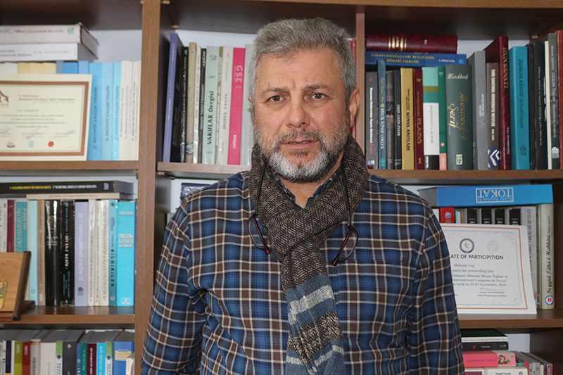 <p>İHA muhabirine konuşan Van Yüzüncü Yıl Üniversitesi (Van YYÜ) Sanat Tarihi Bölümü Dr. Öğretim Üyesi Mehmet Top, Çelebibağ Mezarlığında 1992-1994 yılları arasında asistan olarak çalıştığını belirtti. Çalışmalarının devamında Van Gölü’nün sularının artmasıyla birlikte yarım ada şeklinde bir alanda yer alan mezarlık, daha sonra bir ada halini aldığını ifade eden Öğretim Üyesi Dr. Top, “Bir dönem de bizler tekne tutarak oradaki çalışmalara katıldık. Günümüzde Van Gölü’nün suları tekrar çekilirken mezarlık alanı yarım ada şeklini sürdürüyor” dedi.</p>
<p> </p>