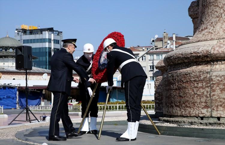 <p>Türk Polis Teşkilatı'nın 175. kuruluş yıl dönümü ve Polis Haftası, Taksim Cumhuriyet Anıtı'nda düzenlenen törenle kutlandı. Tören, sosyal mesafe kuralı dikkate alınarak yapıldı.</p>
