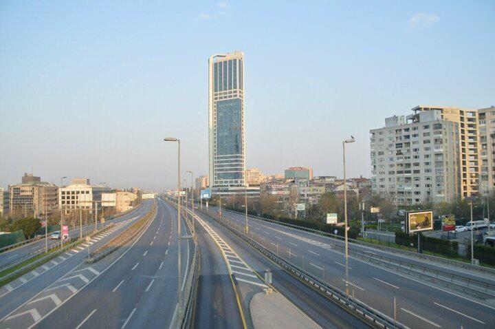 <p>Bu kapsamda sabah saatlerinde İstanbul'daki yollar boş kaldı. Yollardaki trafik yoğunluğu yüzde 8'e düştü</p>