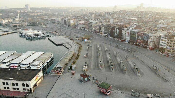 <p>Sokağa çıkma yasağının ardından İstanbul’da kalabalık meydanlar bomboş kaldı. Normal şartlarda çok yoğun bir yaya trafiğinin olduğu Kadıköy Meydanı korona virüs ve sokağa çıkma yasağı sonrası adeta sessizliğe büründü. Boş kalan Kadıköy Meydanı ise drone ile görüntülendi.</p>
