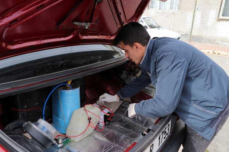 <p>Gaziantep'te oto tamircilikle uğraşan bir kişi corona virüs salgınıyla mücadele için yolculuk sırasında araçların içini dezenfekte eden sistem geliştirdi.</p>

<p> </p>
