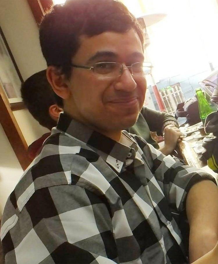 <p>20 Nisan 1990 doğumlu olan oyuncu tiyatorya ağırlık verdi. Bu yüzden ekranlarda çok fazla yer almadı. </p>