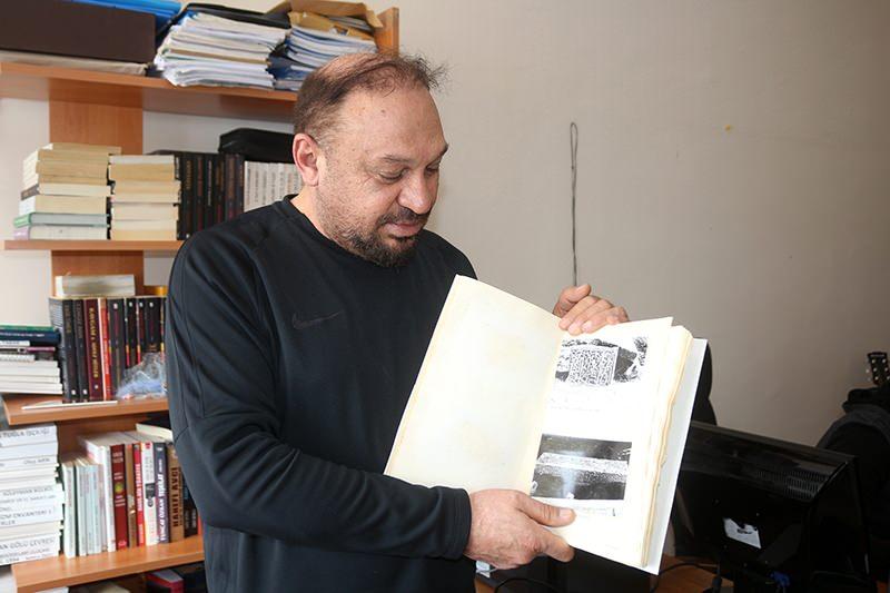 <p>“Mezarlıkta 900 yıllık taşlar var”</p>

<p>Çelebibağı Mezarlığında ilk 1985 yılında bilimsel çalışmaları başlatan Eğitim Fakültesi Güzel Sanatlar Eğitimi Bölümü Öğretim Üyesi Dr. Süleyman Bülbül ise define avcılarının bölgede gelişigüzel kazı yapmanın yanında mezarlık taşlarını da kırdığını söyledi. </p>

