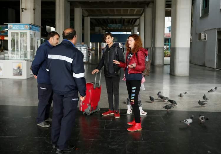 <p>Karşıyaka, Mavişehir, Çiğli ve Menemen’de de vaka sayıları yüksek. Gaziemir, Aktepe ve Buca’da ise yoğun nüfusa rağmen virüse yakalanan sayısı daha az. Bornova ve Bayraklı’da daha seyrek şekilde görülen vakalarla birlikte yaşanan ölümlerin de daha az olduğu görülüyor.</p>
<p> </p>