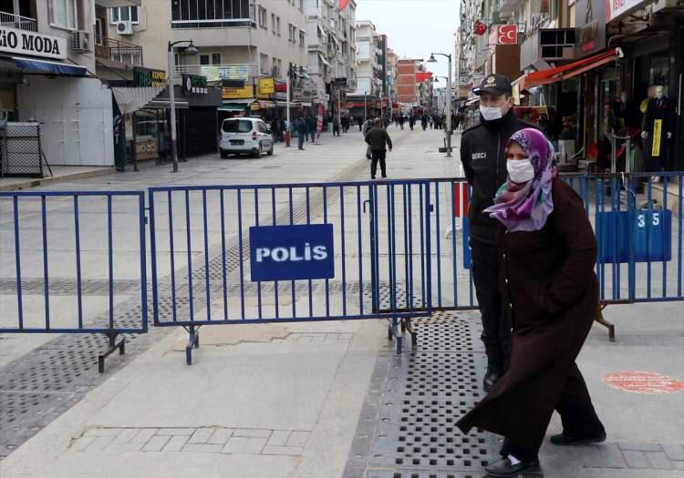 <p><strong>ARTIK EVDE KALIYORLAR</strong></p>
<p><br />
Bu arada uyarılar ve alınan önlemlerin ardından İzmirliler, Türkiye’de ilk koronavirüs vakalarının görülmeye başlandığı günlere oranla kurallara daha fazla dikkat ediyor. </p>