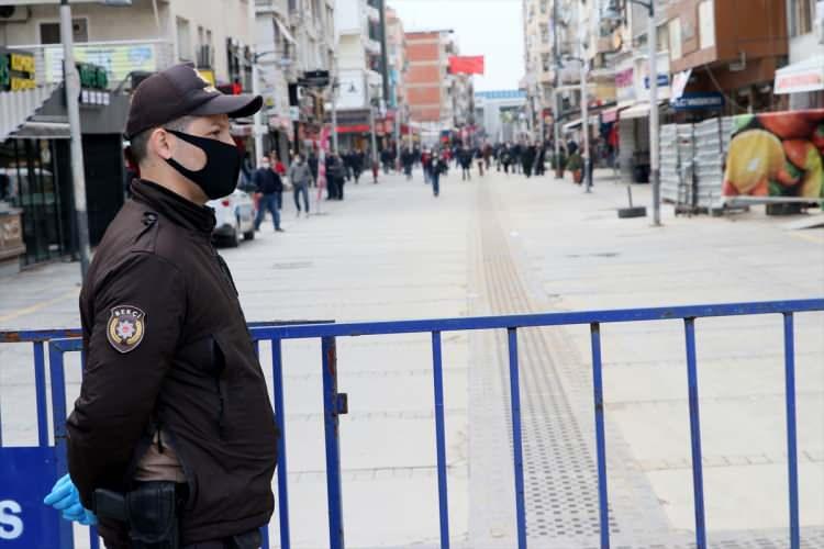 <p>Bir hafta öncesine kadar daha çok dışarı çıkan İzmirlilerin evde kalmaya başladığı, toplu taşım araçlarını kullananların yüzde 80’lere varan oranlarda azaldığı görülüyor. </p>