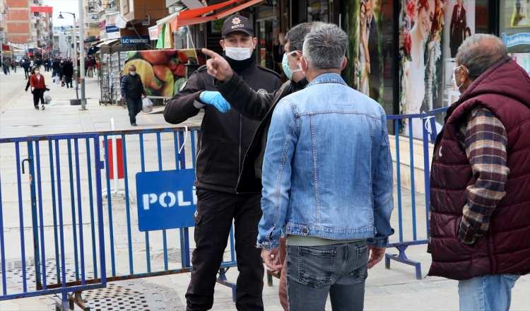<p>Kemeraltı, Karşıyaka Çarşısı gibi çok yoğun insan trafiğinin yaşandığı bölgelerde giriş-çıkışlara kontrollü izin verilirken, sahil şeridi de spor ve yürüyüş yapanlarla bisikletlilere kapatıldı.</p>