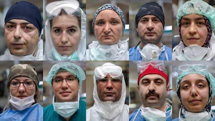 <p>Kimi haftalarca eve gitmeyen, kimi aynı evde yaşadığı aile üyelerinden kendini tecrit eden, kimi ise yeni tip koronavirüs salgınıyla mücadelede gönüllü olarak hizmet veren sağlık çalışanları, toplum sağlığı için kendi önceliklerini hiçe sayıyor. Pandemi hastanesinde çalışmayı bu süreçte adeta "vatani görev" olarak gören sağlıkçıların, vatandaşlardan tek isteği evde kalmaları.</p>