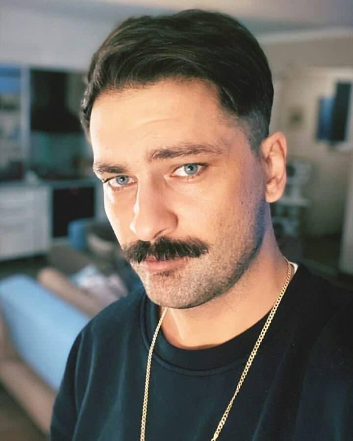 <p><strong>ONUR TUNA'NIN OLAYLI YENİİMAJI!</strong></p>
<p>Evden çıkmayan ünlüler kervanında yer alan Onur Tuna, imaj değiştirdi. Tuna paylaşımına <strong>"Depresyon yaklaşıyor"</strong> notunu yazdı.</p>