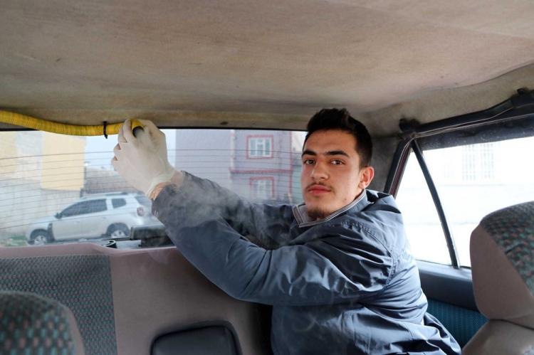 <p>Aracın aküsünden alınan elektrik ile çalışan sistemde bagaja monte edilen küçük bir motor aracılığıyla dezenfektan madde titreşimle buharlaşarak arabanın her tarafına yayılıyor.</p>

<p> </p>
