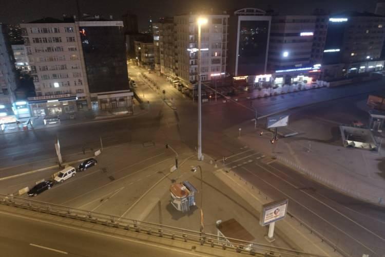 <p>İstanbul'da yeni tip koronavirüs (Kovid-19) salgınıyla mücadele kapsamında sokağa çıkma yasağı nedeniyle cadde ve sokaklar boş kaldı. İstanbul'da Ortaköy Meydanı, Büyük Mecidiye Camii ve 15 Temmuz Şehitler Köprüsü, gece drone ile görüntülendi.</p>

<p> </p>
