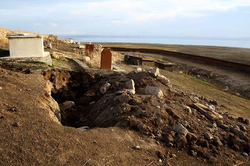 <p>Erciş ilçesine 20 kilometre uzaklıkta Çelebibağı Mahallesi’nin güneyinde yer alan ve en alt toprak yapısı antik döneme ait olduğu bilinen höyüğün üzerinde oluşturulan İslami dönem mezarlığının tahrip edilmesi büyük tepki topluyor. </p>