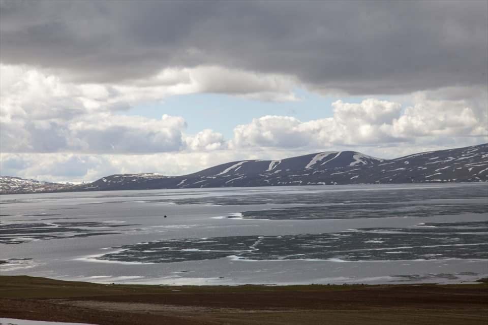 <p>Kışın 3 ay boyunca buz altında balık avlayan balıkçılar da, buzların çözülmesiyle tekneleriyle göle açılıyor. </p>

<p> </p>
