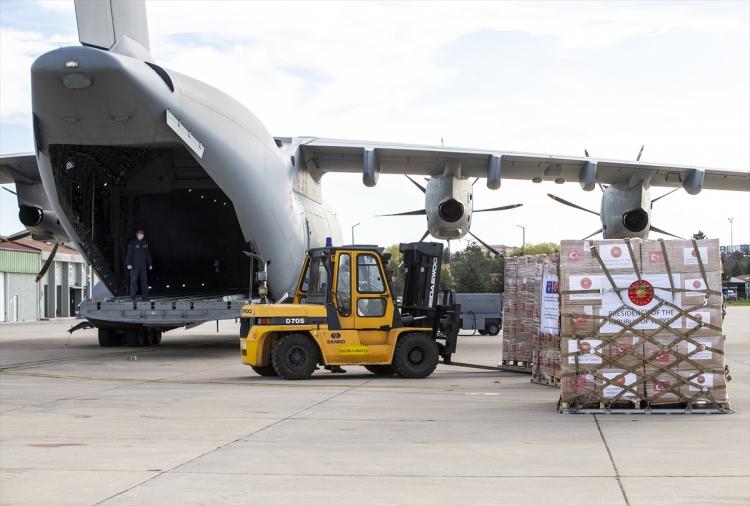 <p>Ayrıca paketler üzerinde 'Türkiye'den sevgilerle' notuna yer verildi. Kargo paketleri, askerler tarafından askeri kargo uçağı A400 M'ye yüklendi. Uçak, daha sonra Ankara'dan havalandı.</p>
