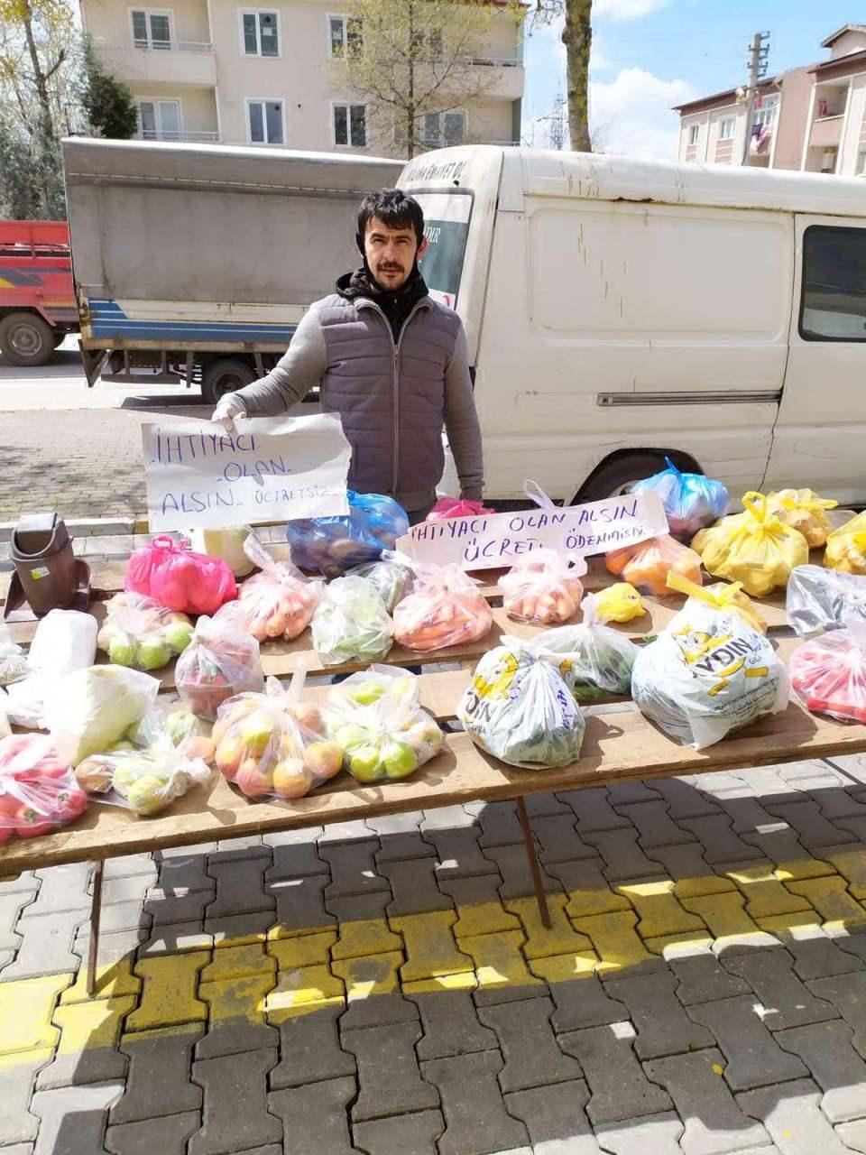 <p>Kartepe Belediyesi Zabıta Müdürlüğü ekipleri gözetiminde aileler, ihtiyaçlarını bu tezgahtan karşıladı. Halk da destek olarak satın aldığı sebze ve meyvelerden tezgaha koydu. </p>
