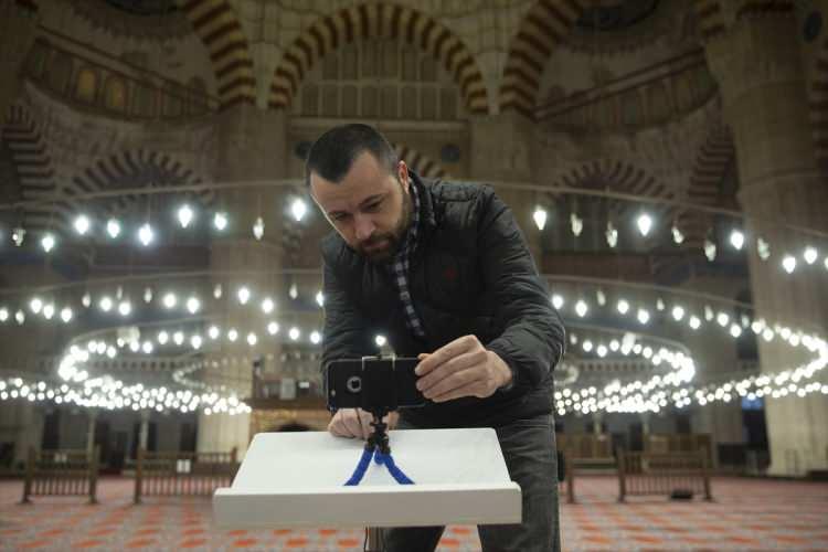 <p>Mimar Sinan'ın ustalık eseri Selimiye Camisi'nde Berat Kandili dolayısıyla düzenlenen program, sosyal medyadan canlı yayınlandı. </p>
