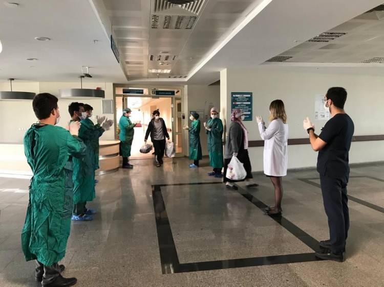 <p>Siirt’te korona virüse yakalanan 8 kişi, hastanedeki tedavilerinin ardından sağlık çalışanlarının alkışlarıyla taburcu edildi.</p>
