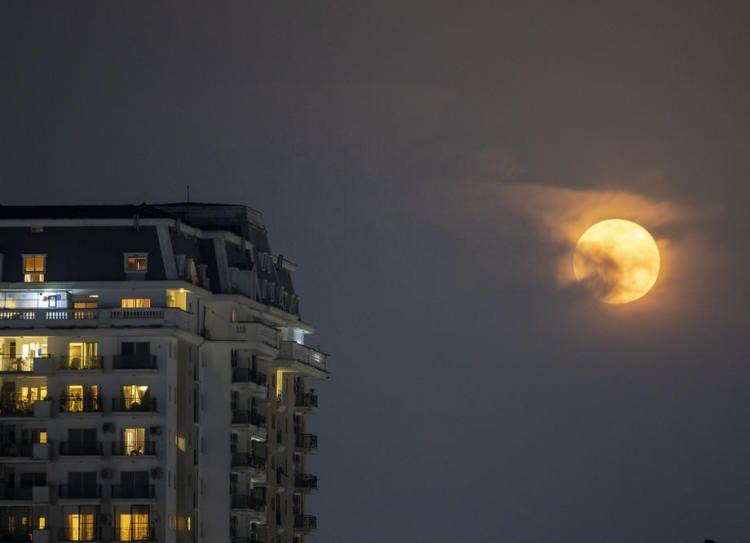 <p>Ay'ın Dünya'ya en yakın konumda olduğu doğa olayı Süper Ay, Çin'de görenleri hayran bıraktı.</p>
