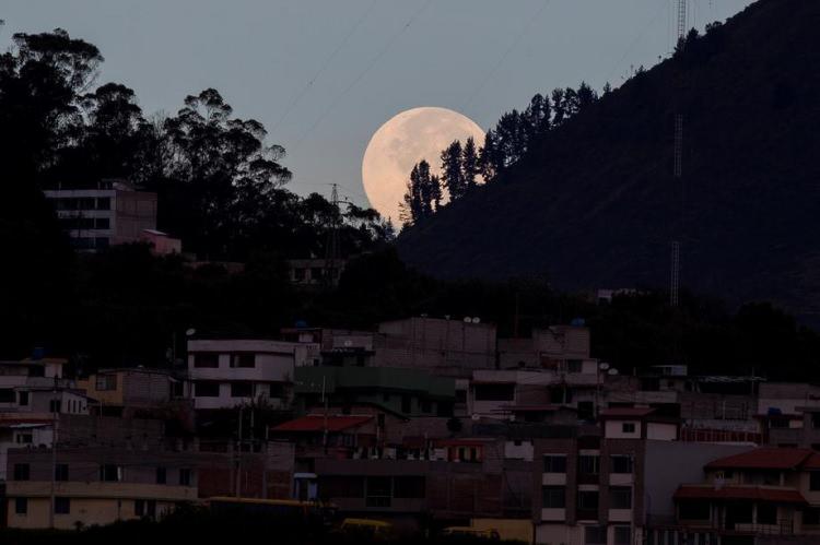 <p>Ay'ın Dünya'ya en yakın konumda olduğu doğa olayı ve bu yıl üçüncü kez gözlenen Süper Ay Nepal, Ekvador, Avustralya, Almanya, İngiltere, Kuzey Makedonya ve Macaristan'da da görüntülendi.</p>
