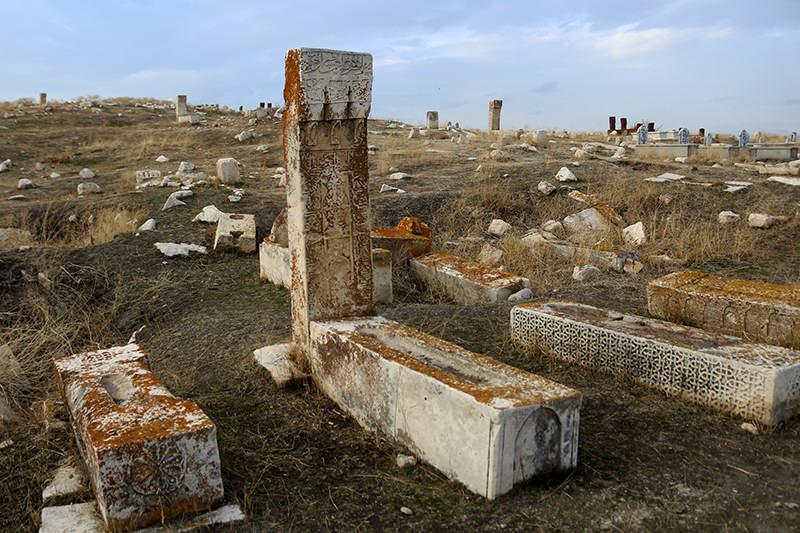 <p><strong>“Orada koruma çalışmalarına yönelik Kaymakamlık ile Belediyenin bir mezarlık görevlisini görevlendirmesi gerekmektedir.</strong></p>