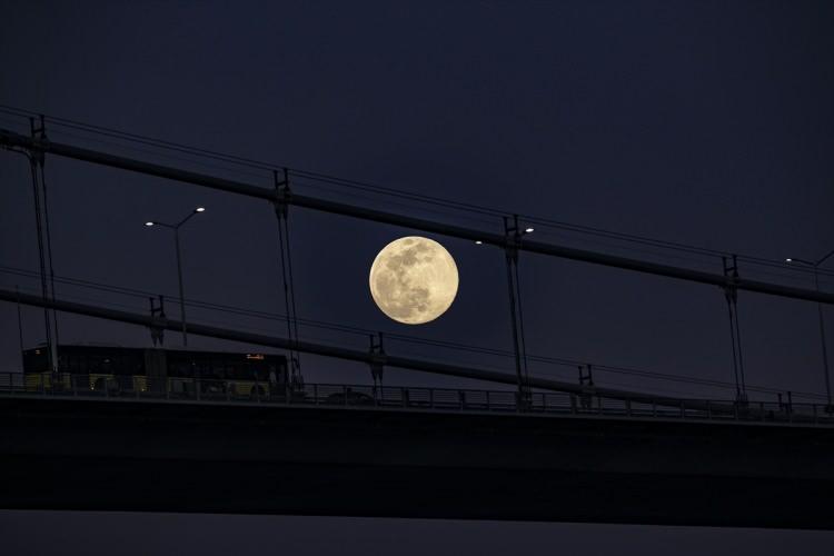 <p>İSTANBUL<br />
<br />
Ay'ın Dünya'ya en yakın konumda olduğu, normalden daha parlak ve büyük gözlemlendiği "Süper Ay" İstanbul'dan da gözlendi. </p>

<p> </p>
