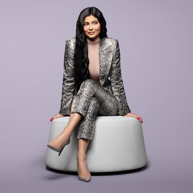 <div>1. KYLIE JENNER</div>
<div>YAŞ: 22</div>
<div>SERVETİ: 1 MİLYAR DOLAR </div>
<div>İŞ ALANI: KOZMETİK</div>