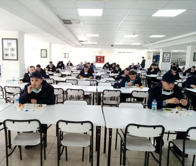 <p>Yüzer unsurların liman ziyaretleri sırasında halkın ziyaretine açılmasına yönelik uygulamaya bir süreliğine son verilirken bahriyelilerin kişisel hijyen ve vaka durumunda yapılacak işlemler hakkında bilinçlendirilmesine yönelik çalışmalar da devam ediyor.</p>
<p> </p>