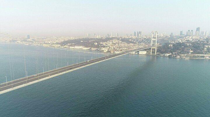 <p>Gün içerisinde çok sayıda vatandaşın kullandığı 15 Temmuz Şehitler Köprüsü boş kaldı. Köprüden çok az sayıda otomobilin geçiş yaptığı görüldü. Boş kalan 15 Temmuz Şehitler Köprüsü havadan görüntülendi.</p>