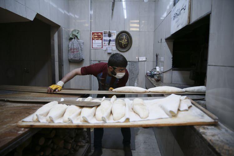 <p>İ&ccedil;işleri Bakanlığınca 2 g&uuml;n s&uuml;reyle il sınırları i&ccedil;inde sokağa &ccedil;ıkma yasağı getirilmesinin ardından akşam saatlerinde İstanbul'da &ouml;zellikle fırınlarda yoğunluk yaşanmıştı.&nbsp;</p>
