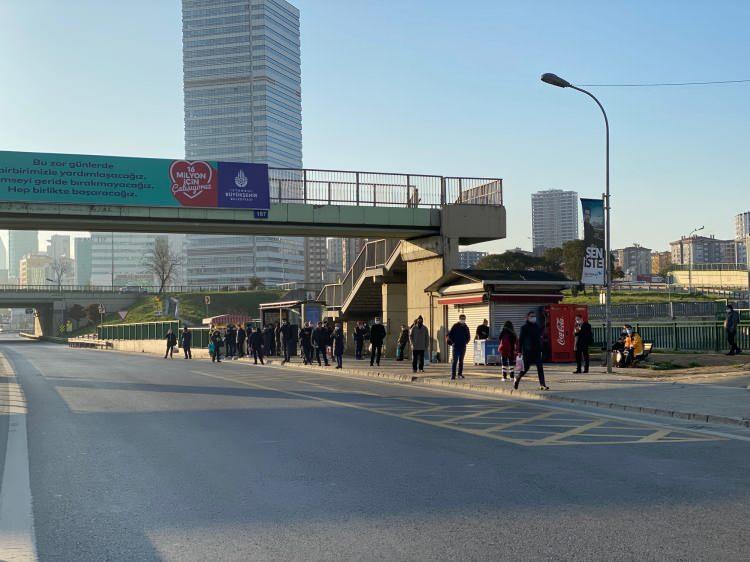 <p>Türkiye'nin 31 şehrinde koronavirüs salgını nedeniyle alınan önlemler kapsamında hafta sonu sokağa çıkma yasağı ilan edildi. Bazı sağlık çalışanları yine uzun süre bekleyip otobüs bulamadı.</p>
