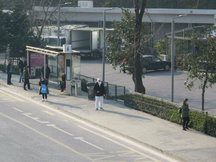 <p>Kadıköy'de vatandaşlar yasağa uyunca meydanlar, sokaklar ve otobüs durakları boş kaldı. Polis ekiplerinin de belirli noktalarda beklediği görüldü. Sabah saatlerinde otobüs duraklarında bekleyen vatandaşlardan kimi gece işten çıktığını , kimi de işe gitmek için otobüs beklediğini söyledi.</p>

<p> </p>
