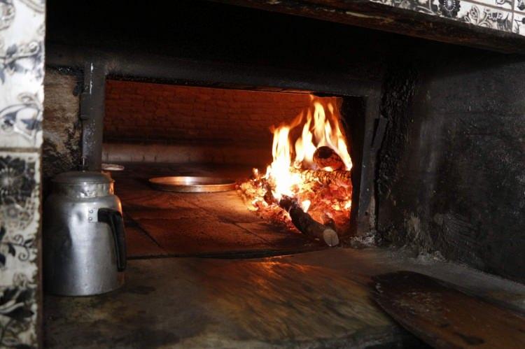 <p>Siirt Bah&ccedil;elievler Mahallesinde fırın işleten Hacı ve Halil Kasar kardeşler, korona vir&uuml;se karşı tedbir olarak madeni paraları &ouml;nce yıkıyor, ardından su koyduğu tepsinin i&ccedil;erisinde 180 dereceye ulaşan fırında 20 dakika beklettikten sonra para &uuml;st&uuml; olarak m&uuml;şterilere veriyor.<br />
&nbsp;</p>
