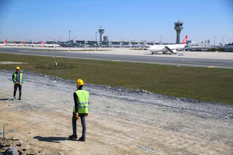 <p>Atatürk Havalimanı yerleşkesinde geniş bir alanda oluşturulan inşaat sahasında iş makineleri ve hafriyat kamyonları ile hummalı bir çalışma yürütülüyor.</p>
