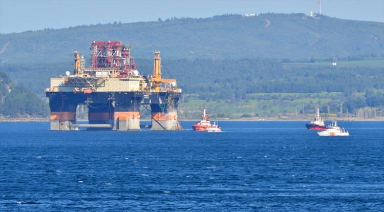<p>Bahama Adaları bayraklı, 115 metre boyunda ve 84 metre yüksekliğindeki petrol arama platformu "Scarabeo 9", Çanakkale Boğazı'ndan geçişine başladı.</p>
<p> </p>