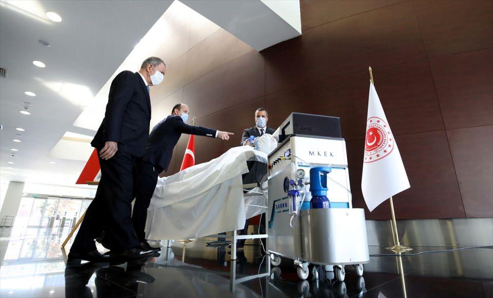 <p>Dolayısıyla bu bakımdan terhisleri de erteleme durumu söz konusuydu. Bu yapıldı. Bu mücadelenin hep birlikte omuz omza sürdürülmesi gerekiyor. Halkımızın bugüne kadar Silahlı Kuvvetlerine gösterdiği sevgi, güven ve duasını bu konuda da göstermesini bekliyoruz. Bugünler önemli günler. Bu konudaki önlemleri omuz omza alarak hep birlikte inşallah sağlıklı günlere ulaşacağız."</p>